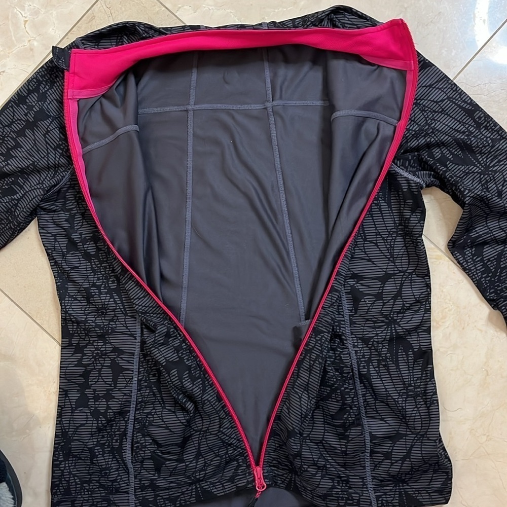 ⭐️ Mondetta floral patterned zip-up top- size medium - Picture 8 of 11